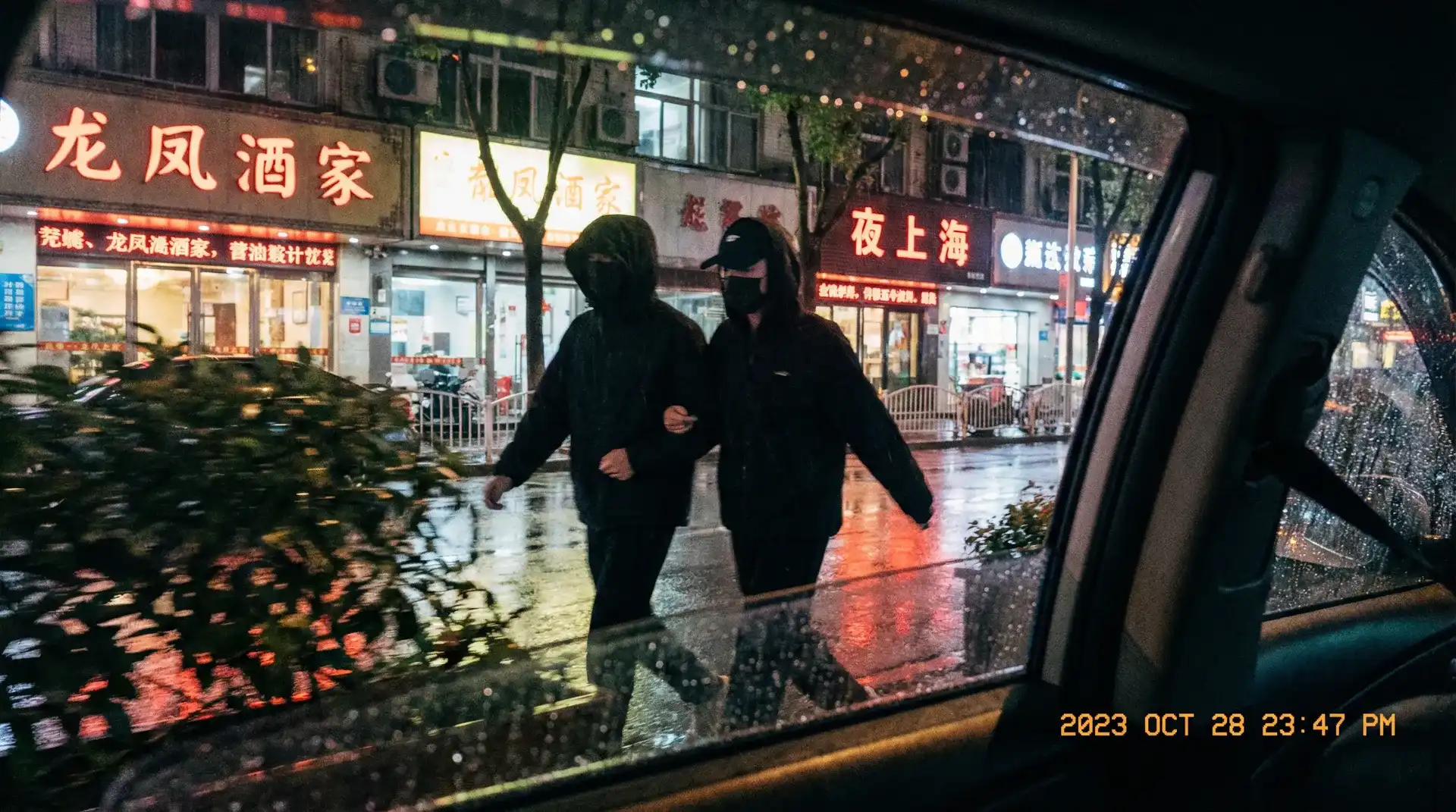 客厅玩朋友娇妻HD完整版视频 - 顶流明星深夜密会现场抓拍照片